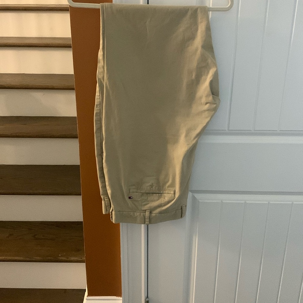 Tommy Hilfiger 44x30 khakis Flat Front